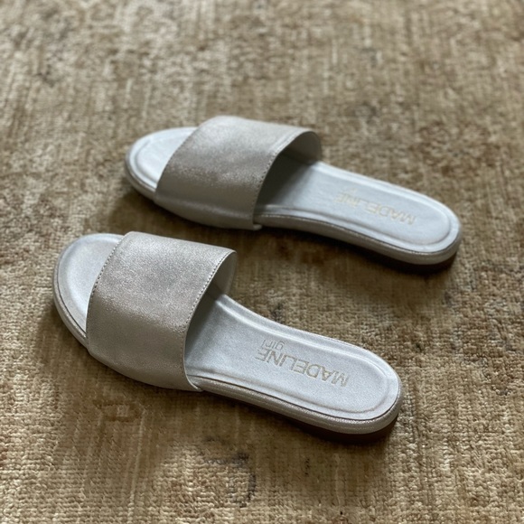 Cute Silver Metallic Slides.  Size 6. - Picture 5 of 7
